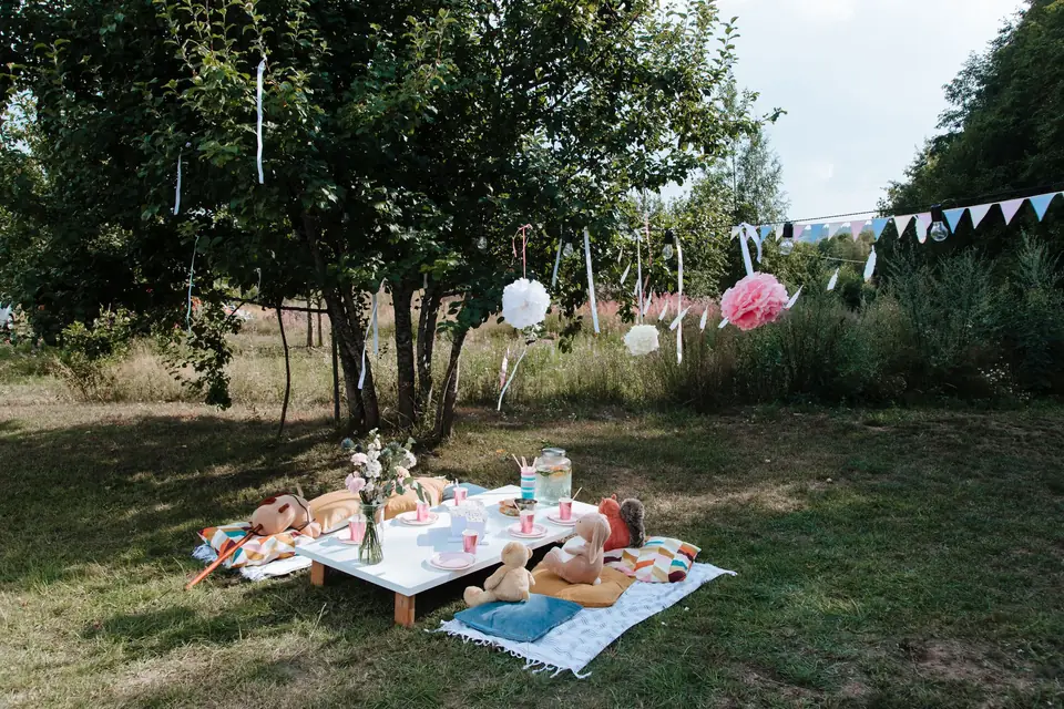 Picnic con tipis en el jardín