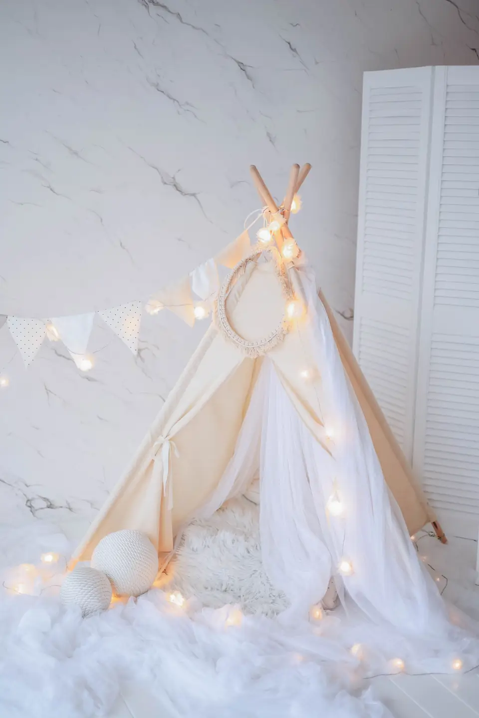 Un tipi montado con sus cojines y luces